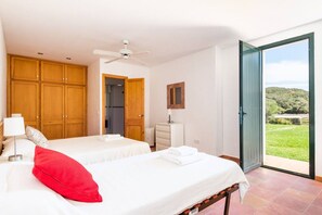 4 makuuhuonetta, työpöytä, silitysrauta/-lauta, ilmainen Wi-Fi