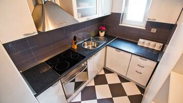 Køleskab, mikrobølgeovn, ovn, kogeplade