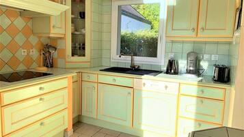 Een koelkast, een microgolfoven, een oven, een vaatwasser