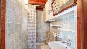 Ein Badezimmer mit Badewanne, Toilette und Waschbecken.