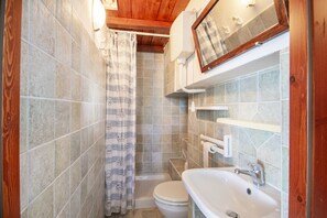 SĂšche-cheveux, serviettes fournies, papier toilette