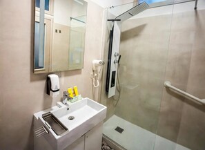 Dusche, Haartrockner, Bidet, Handtücher