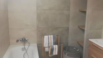 Ensemble douche/baignoire, sĂšche-cheveux, serviettes fournies, savon