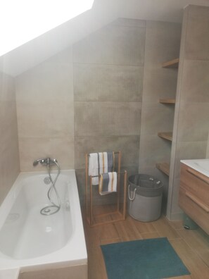 Ensemble douche/baignoire, sĂšche-cheveux, serviettes fournies, savon