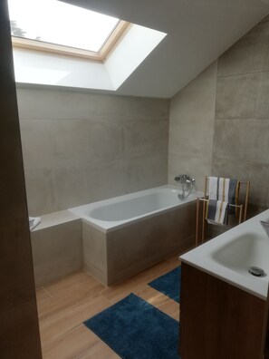 Ensemble douche/baignoire, sèche-cheveux, serviettes fournies, savon