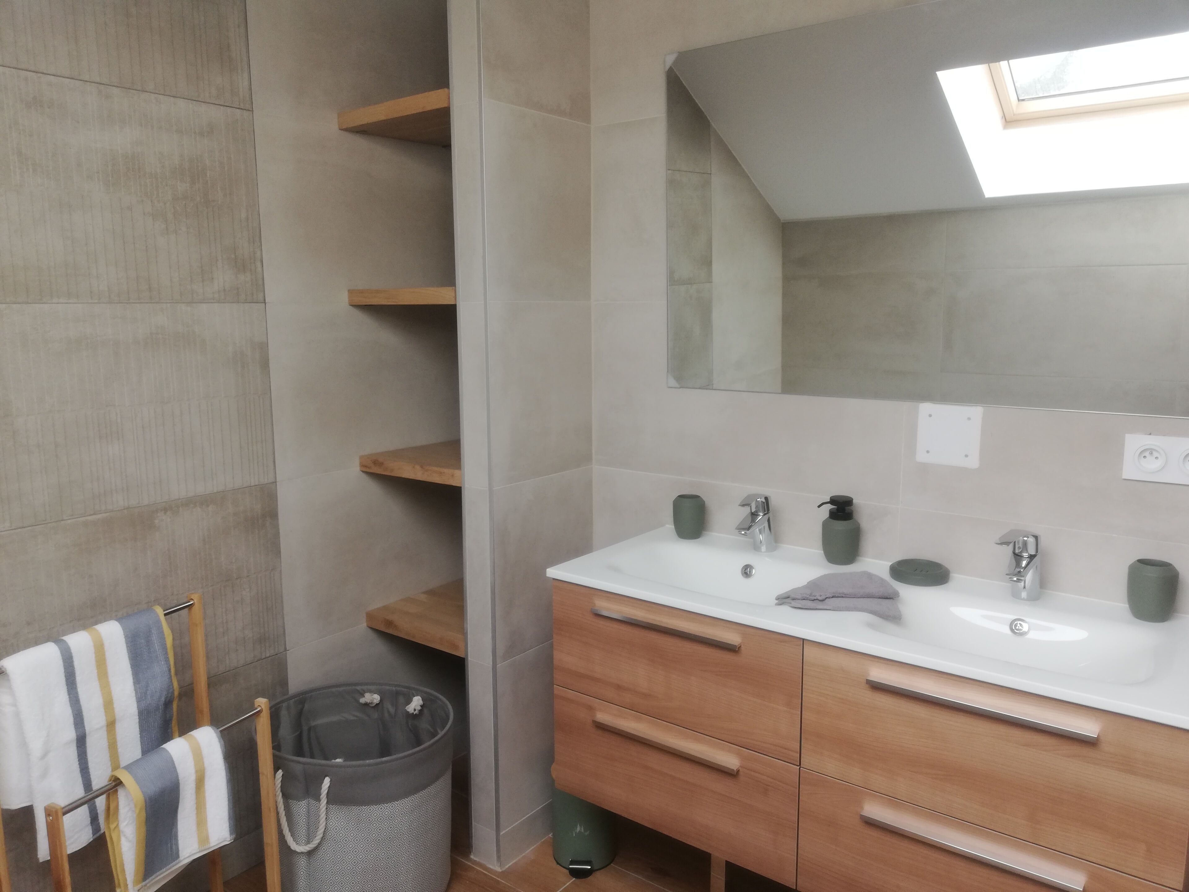 Ensemble douche/baignoire, sèche-cheveux, serviettes fournies, savon