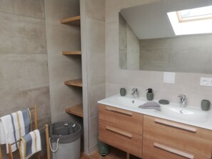 Ensemble douche/baignoire, sèche-cheveux, serviettes fournies, savon