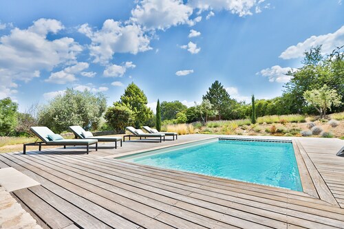COUNTRY HOUSE WITH PRIVATE HEATED POOL IN LUBERON