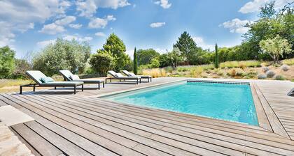 COUNTRY HOUSE WITH PRIVATE HEATED POOL IN LUBERON