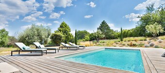COUNTRY HOUSE WITH PRIVATE HEATED POOL IN LUBERON
