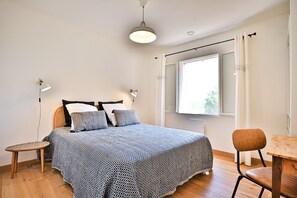 3 Schlafzimmer, Schreibtisch, Bügeleisen/Bügelbrett, Reisekinderbett