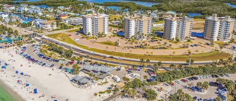 Una playa cerca, sombrillas