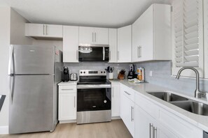 Réfrigérateur, micro-ondes, four, plaque de cuisson