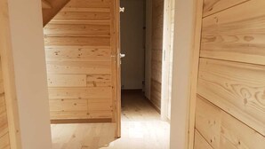 Ein Holzinnenraum mit einer Treppe zu einer Tür.