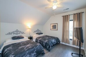 4 bedrooms, iron/ironing board, free WiFi, bed sheets