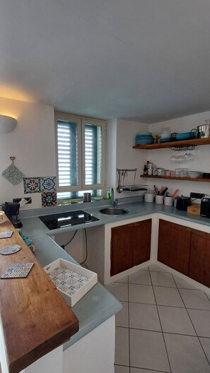 Frigorifero, microonde, forno, piano cottura