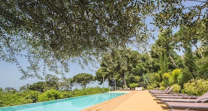Cottage in the countryside with shared pool overlooking the sea