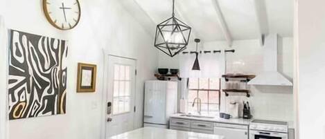 Réfrigérateur, micro-ondes, four, plaque de cuisson