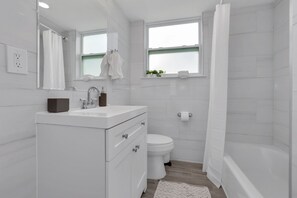 Ensemble douche/baignoire, sèche-cheveux, serviettes fournies, savon