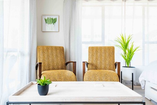 Coastal Studio Retreat – Walk to Beach & Downtown