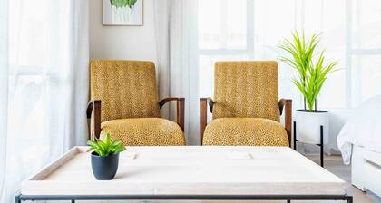 Coastal Studio Retreat – Walk to Beach & Downtown