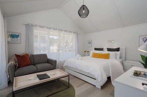 Coastal Studio Retreat – Walk to Beach & Downtown