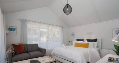 Coastal Studio Retreat – Walk to Beach & Downtown