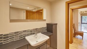 Douche, sèche-cheveux, serviettes fournies