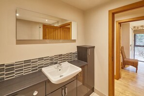 Bruser, hårtørrer, håndklæder