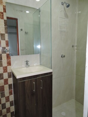 Buồng tắm vòi sen, xà phòng, giấy vệ sinh 