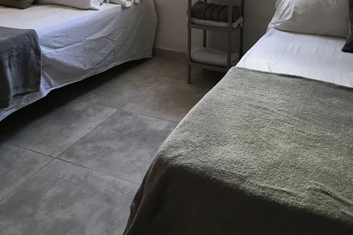 Habitación cuádruple estándar, 2 camas Queen size | Edredón, wifi gratis y ropa de cama