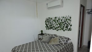 Standard Double Room | Down comforters, WiFi (free), bed sheets - Casa Biscanna (Cartagena)
