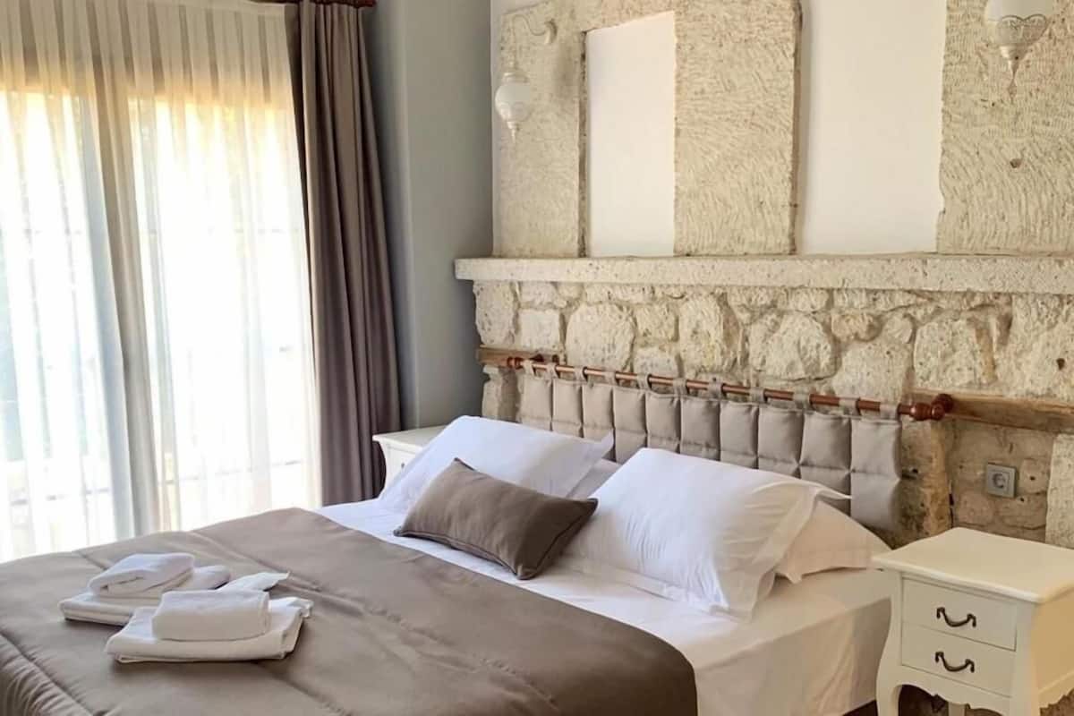 Hypo-allergenic bedding available, minibar, desk, WiFi (free)