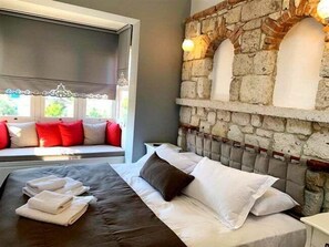 デラックス ダブルルーム | 低刺激性寝具、ミニバー、客室ごとに異なる装飾、客室ごとに異なるインテリア