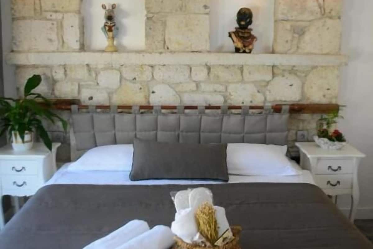 Economy Double Room | Hypo-allergenic bedding available, minibar, desk, WiFi (free)