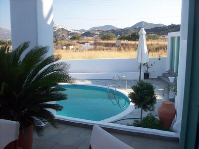 Skyros Luxury Poolside Getaway