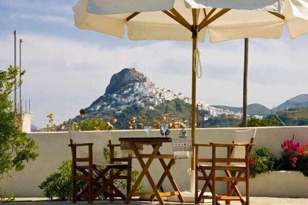 Outdoor Dining Spot – Mountain Views
Private patio setup with a view over the landscape, perfect for dining alfresco.