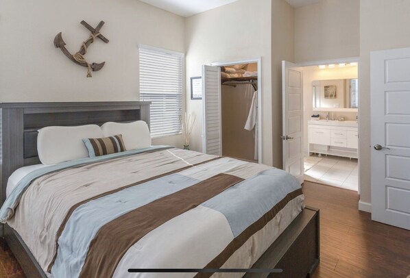 2 habitaciones, escritorio y tabla de planchar con plancha 