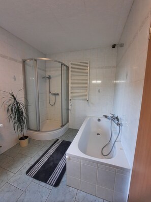 Bathtub, hair dryer, towels - Holiday home in the beautiful Ore Mountains (Sehmatal)