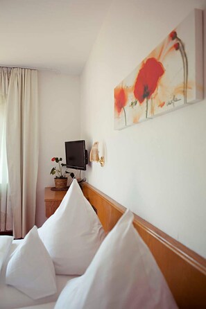 1 bedroom, desk, WiFi, bed sheets