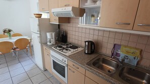 Jääkaappi, uuni, liesi, kahvin-/teenkeitin