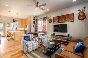 Smart TV - Lyons Depot - Gallatin River Trail Access And Close to Bozeman Hot Springs. (Bozeman)