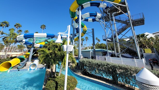 Un parque acuático con múltiples toboganes y una zona de piscina.