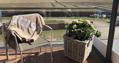 Comfort vacation apartment with south-facing balcony and unique view of the mudflats