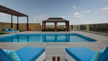 Outdoor pool, free pool cabanas, pool loungers