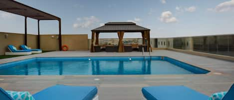 Outdoor pool, free cabanas, sun loungers