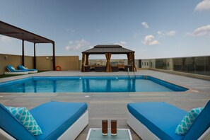 Piscina externa, barracas de cortesia, espreguiçadeiras