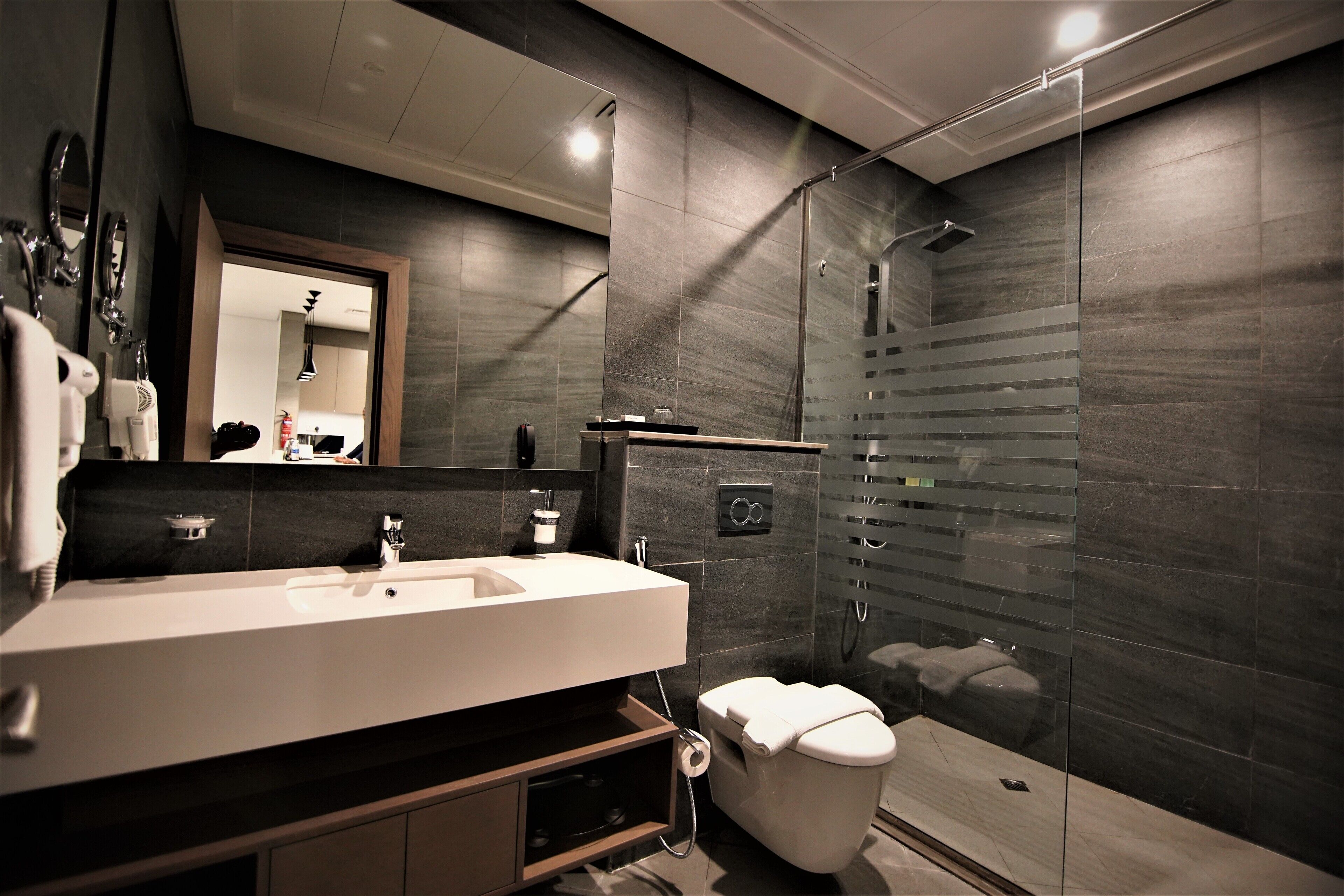 Articles de toilette gratuits, sèche-cheveux, peignoirs, chaussons