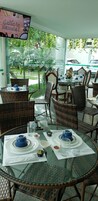 Café da manhã completo grátis todos os dias
