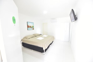 Quarto casal ou duplo conforto, varanda coberta | Roupas de cama premium, edredons de pluma, frigobar